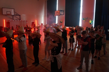 Zabawa karnawałowa, pełna muzyki, tańca i uśmiechów...