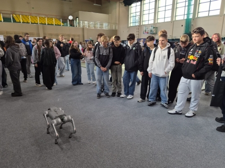 Uczniowie klasy VIII na Targach Edukacji Przyszłości „Gate to the Future” w Nowym Sączu